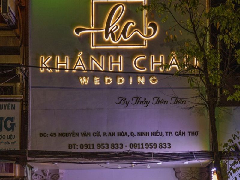 Cô dâu thử váy cưới