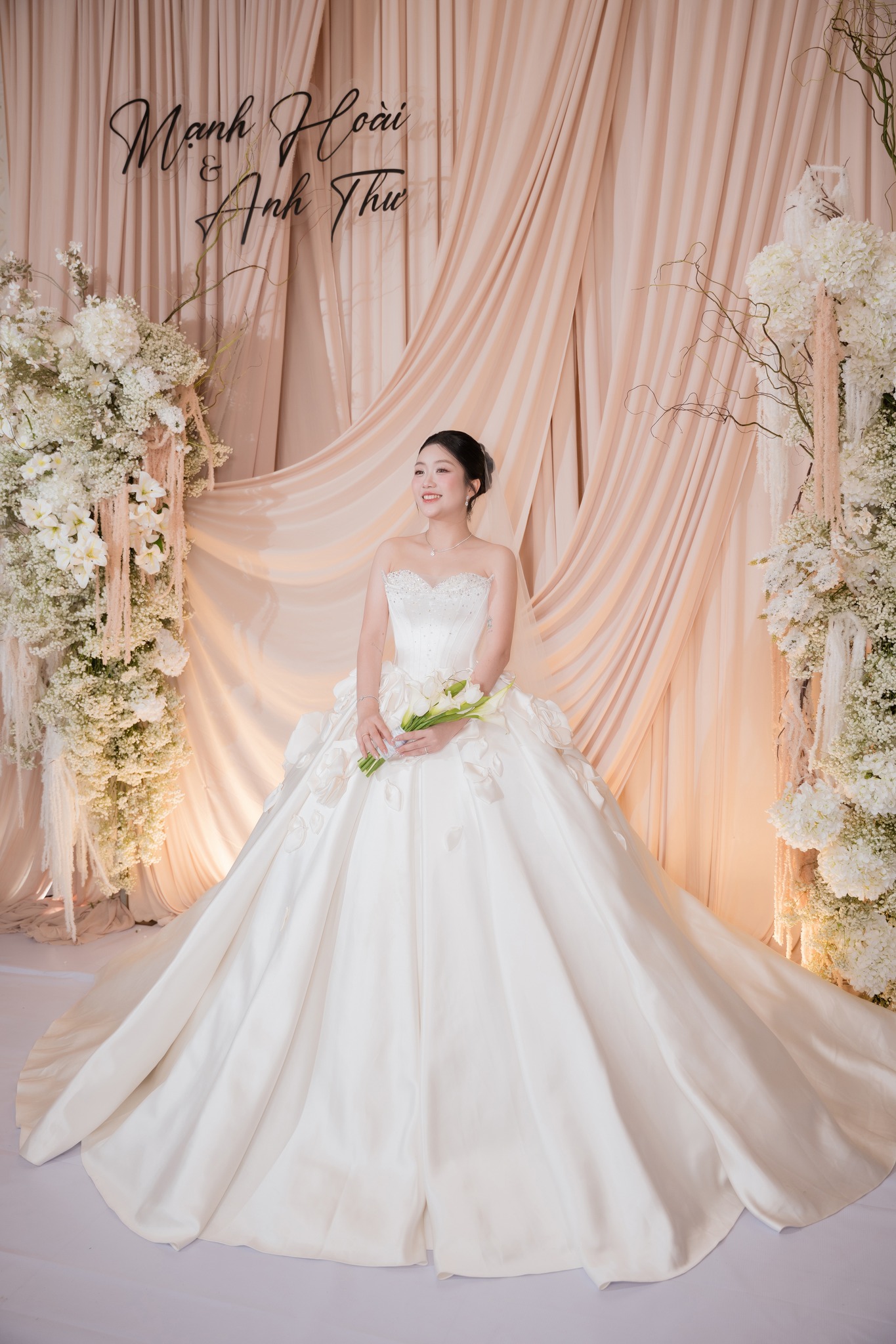 Đặt may sở hữu váy cưới thiết kế riêng lưu giữ làm kỷ niệm