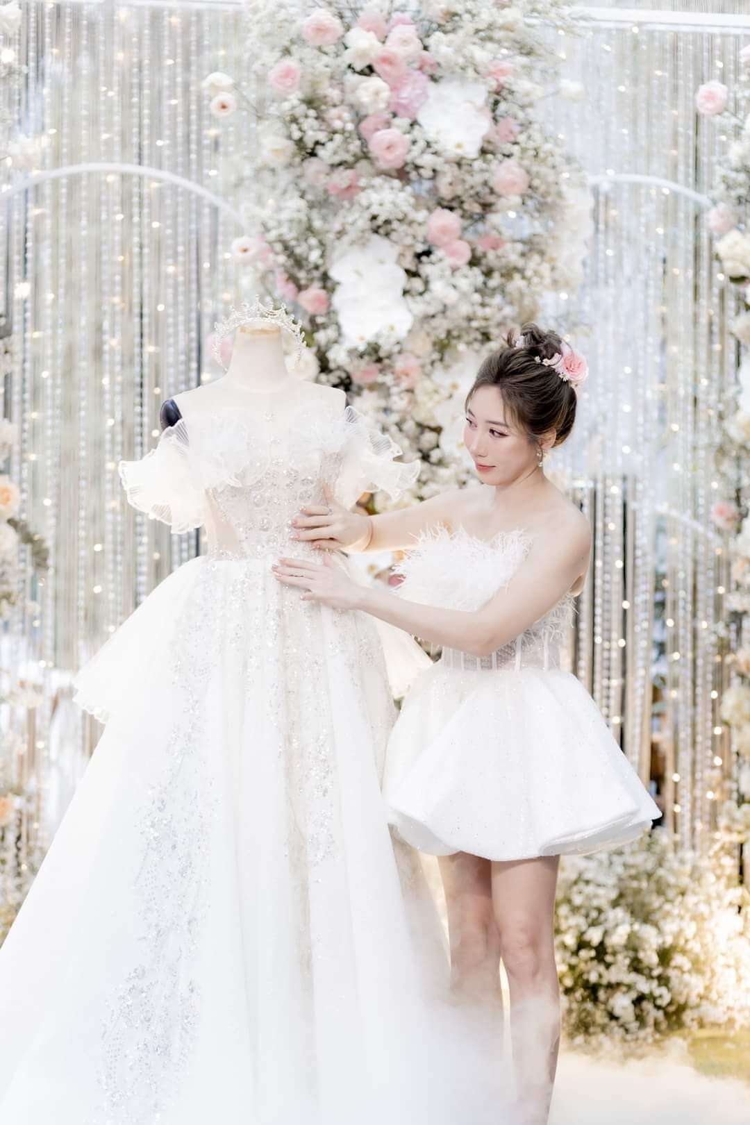 Váy cưới thiết kế sau khi hoàn thiện từ bản phác thảo của cô dâu