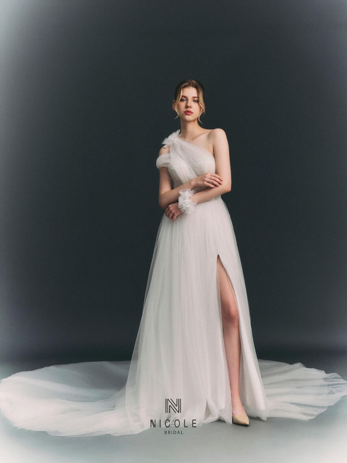 Váy cưới xẻ tà Tegan