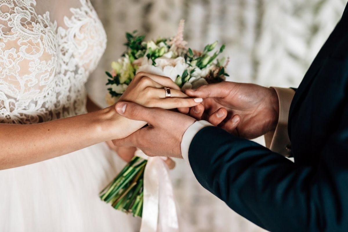 Chú rê trao nhẫn cô dâu rồi cô dâu trao nhẫn lại