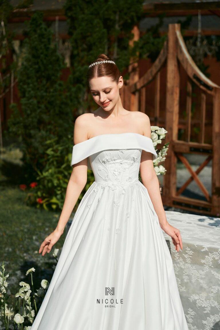 Váy cưới lụa satin Belly với đường cắt vát ôm sát