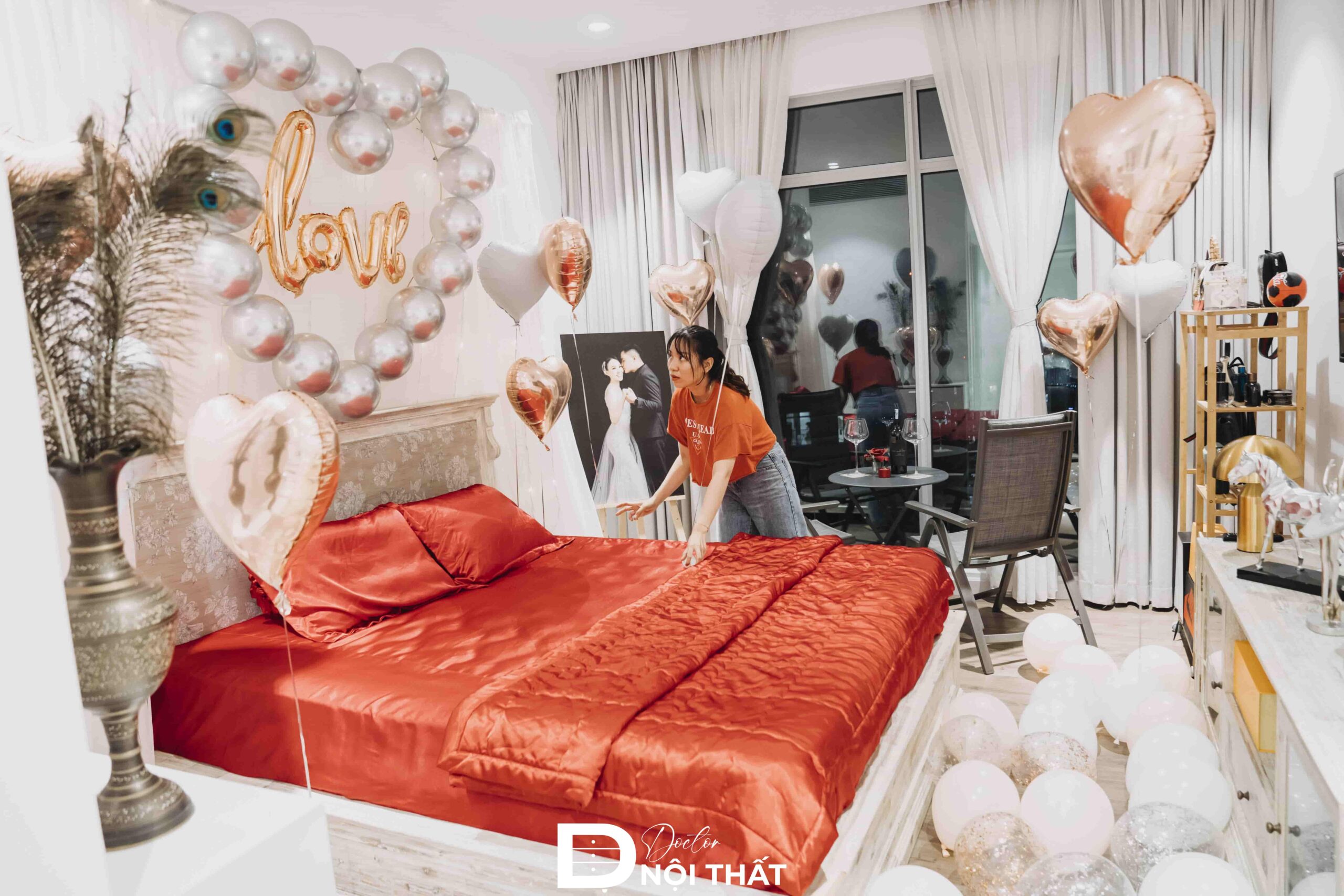 Mẫu phòng cưới đẹp với ga giường tông màu đỏ