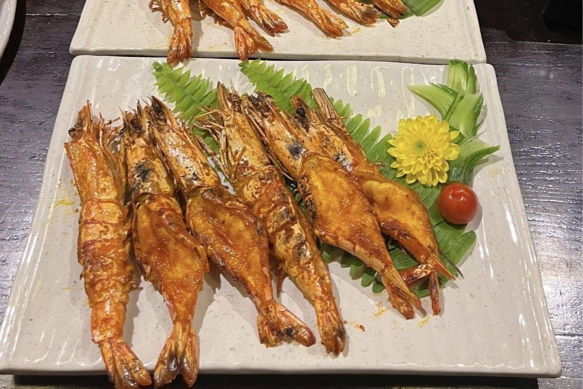 Tôm chiên hoặc tôm sú nướng là món hải sản đặc biệt