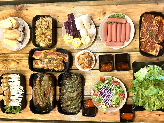 Thịt nướng BBQ được chuẩn bị sẵn sàng cho bữa tiệc ngoài trời