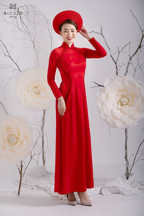 Áo dài cưới đỏ với thiết kế gấm thêu cầu kỳ