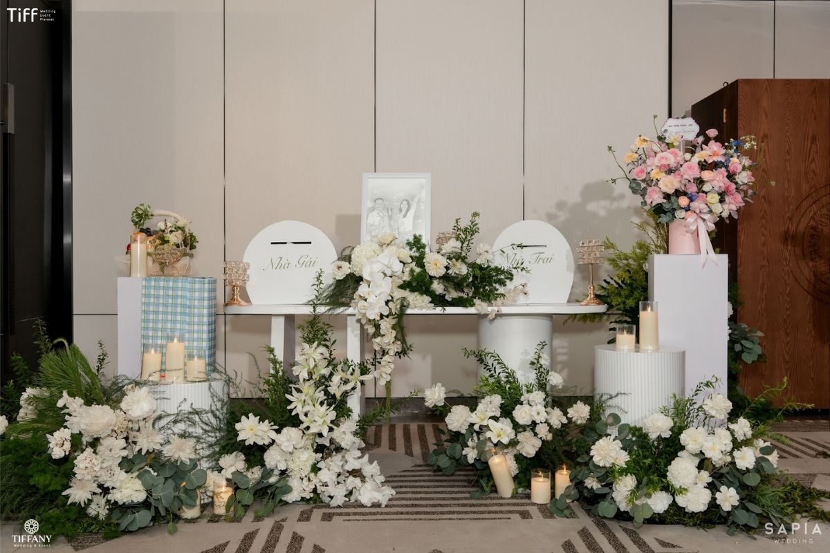 Bàn gallery vintage dùng pastel hồng phấn xanh bạc hà kem sữa và ánh vàng ấm (Ảnh: TIFF)