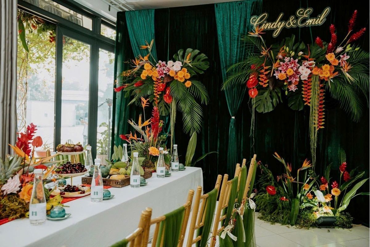 Backdrop được trang trí với hoa thiên điểu theo phong cách tropical.