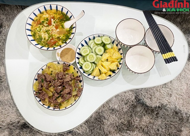 Bữa cơm bao gồm: canh nấm kim chi cà chua, thịt bò xào, trái cây tráng miệng