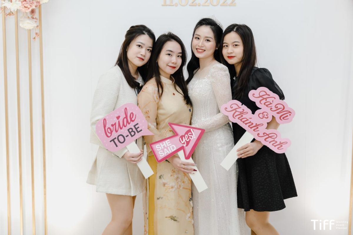 Khách mời nữ nên lựa chọn trang phục kín đáo, trang điểm và phụ kiện nhẹ nhàng