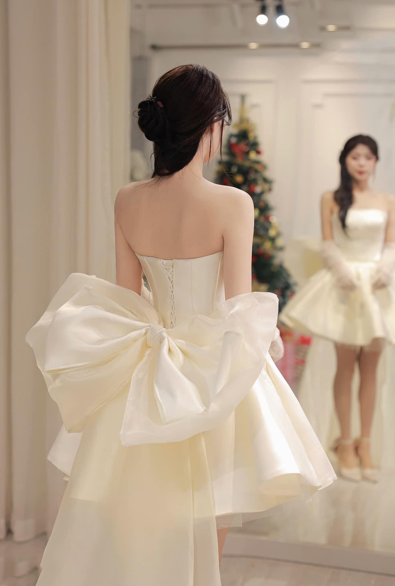 Mẫu váy satin trơn có nơ lưng