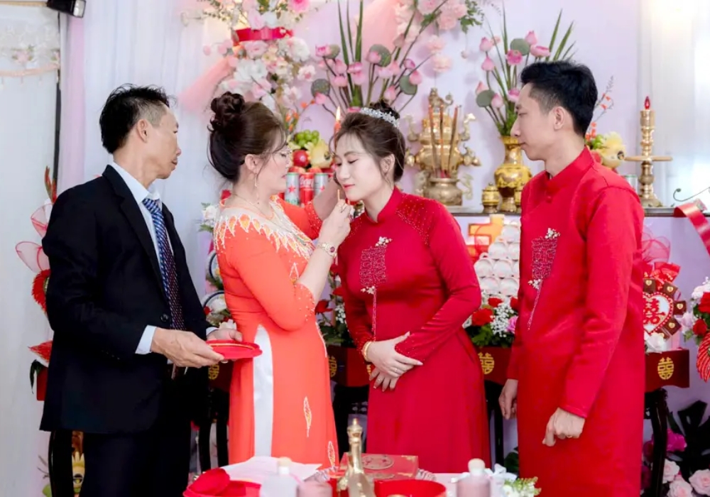 Hai nhà bàn việc cưới