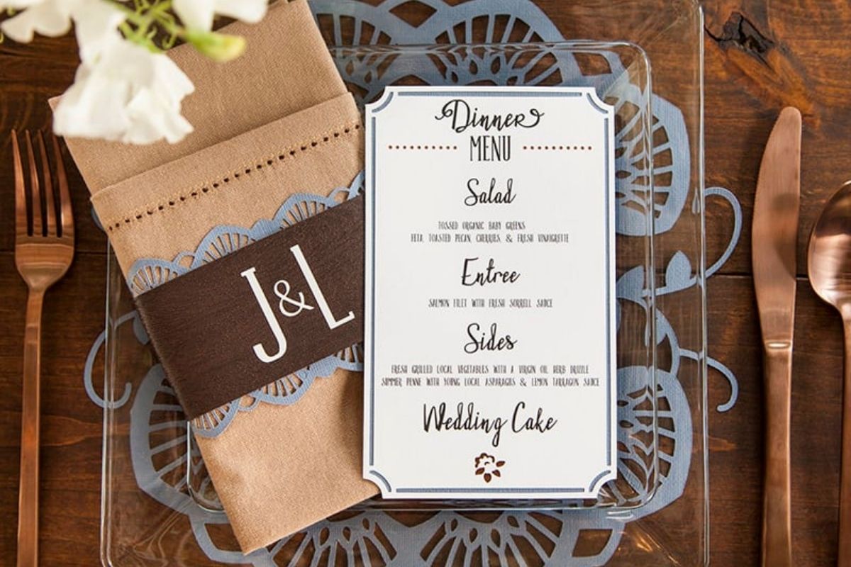 Menu dạng tờ đôi/ tờ đơn đặt trên đĩa