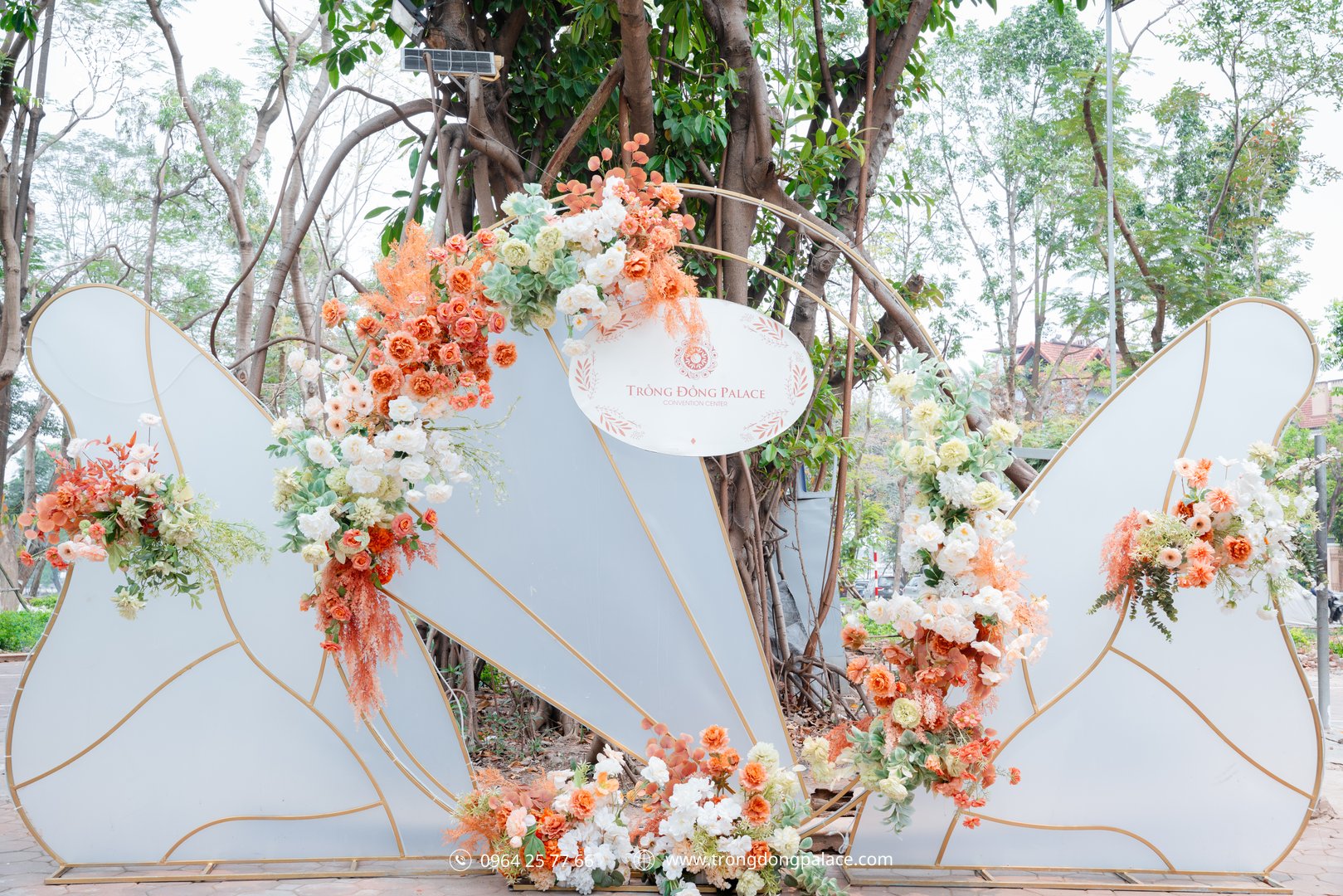 backdrop tiệc cưới ngoài trời Trống Đồng Palace hoa cam peach cảnh quan tự nhiên