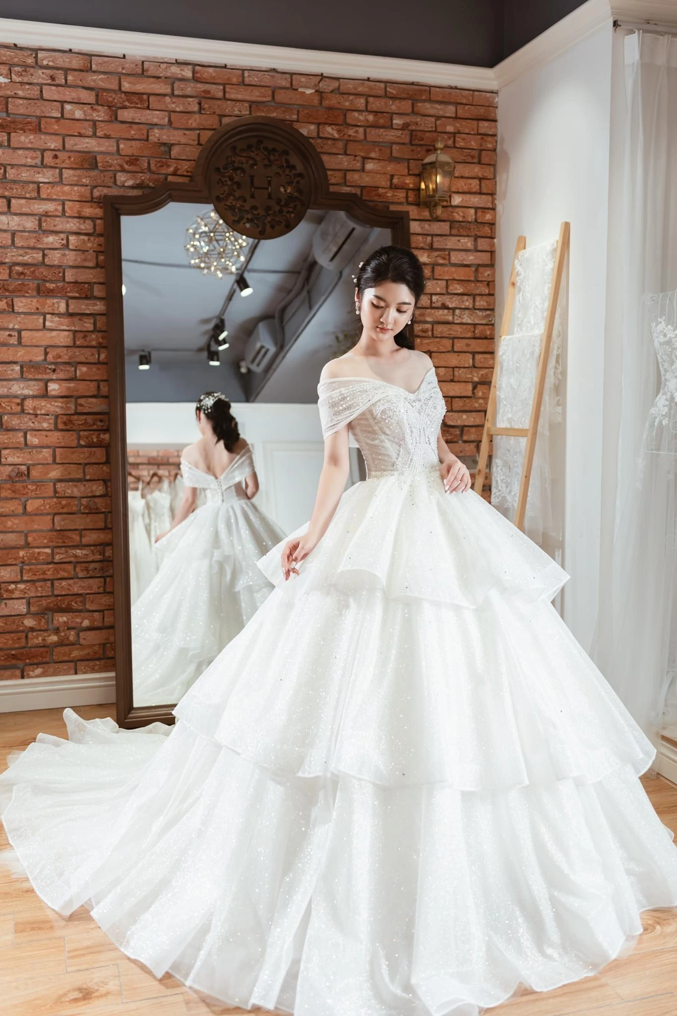 Cô dâu thử váy cưới hợp dáng