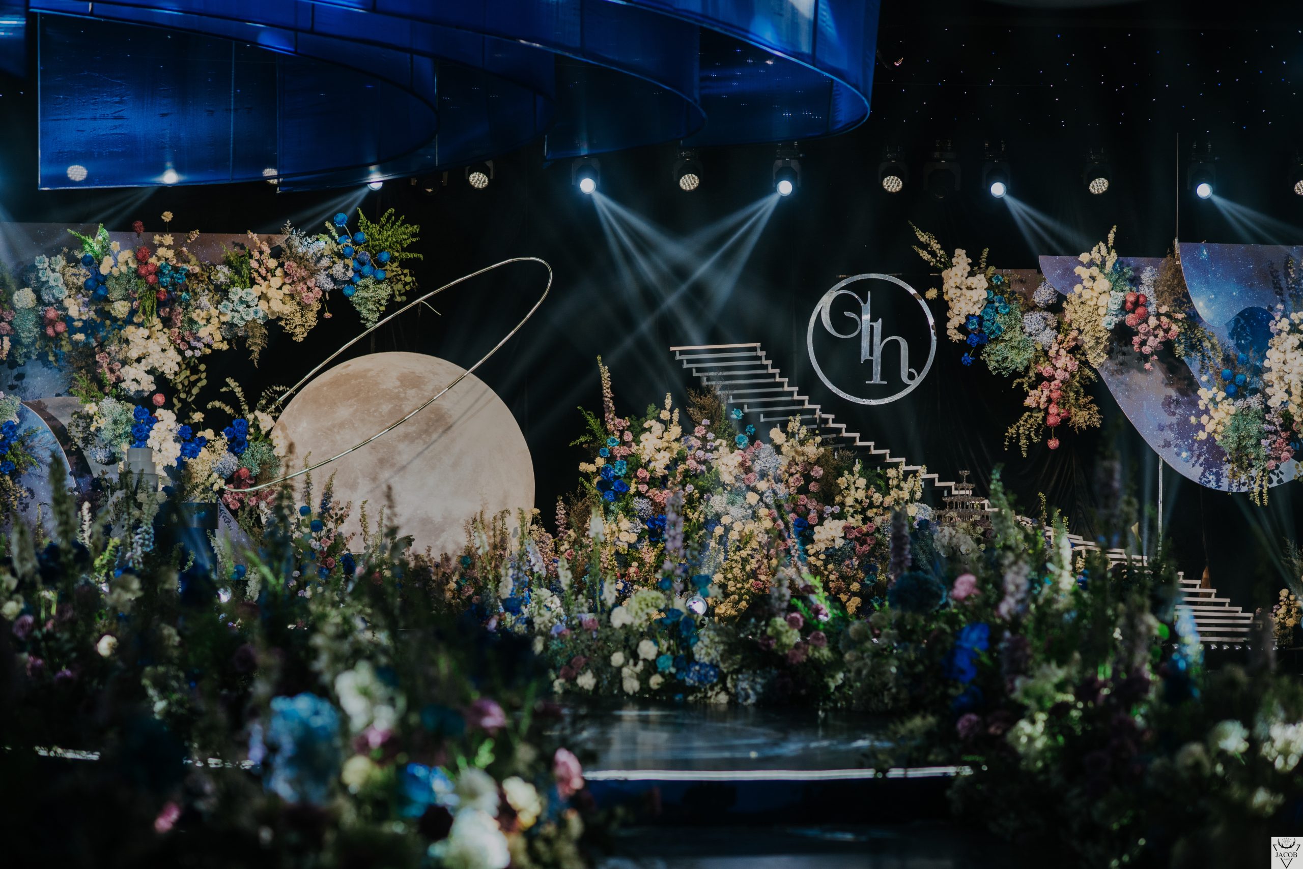 Chi tiết trang trí lộng lẫy, sân khấu với tạo hình tinh tế