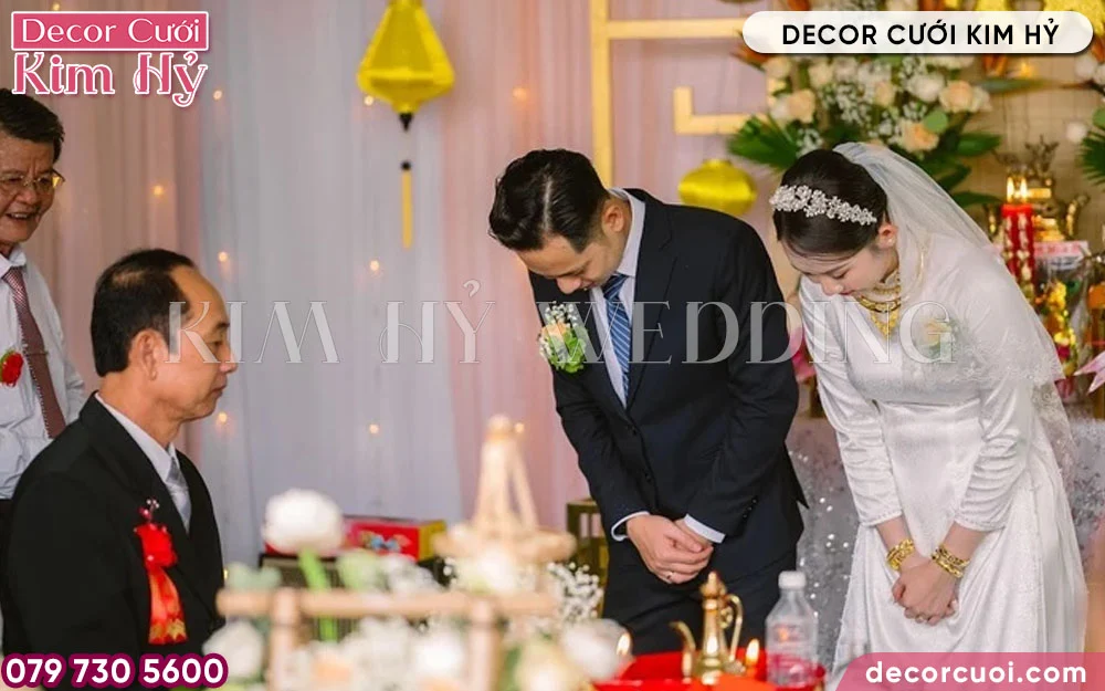 Vái lạy trước đấng sinh thành thể hiện lòng biết ơn