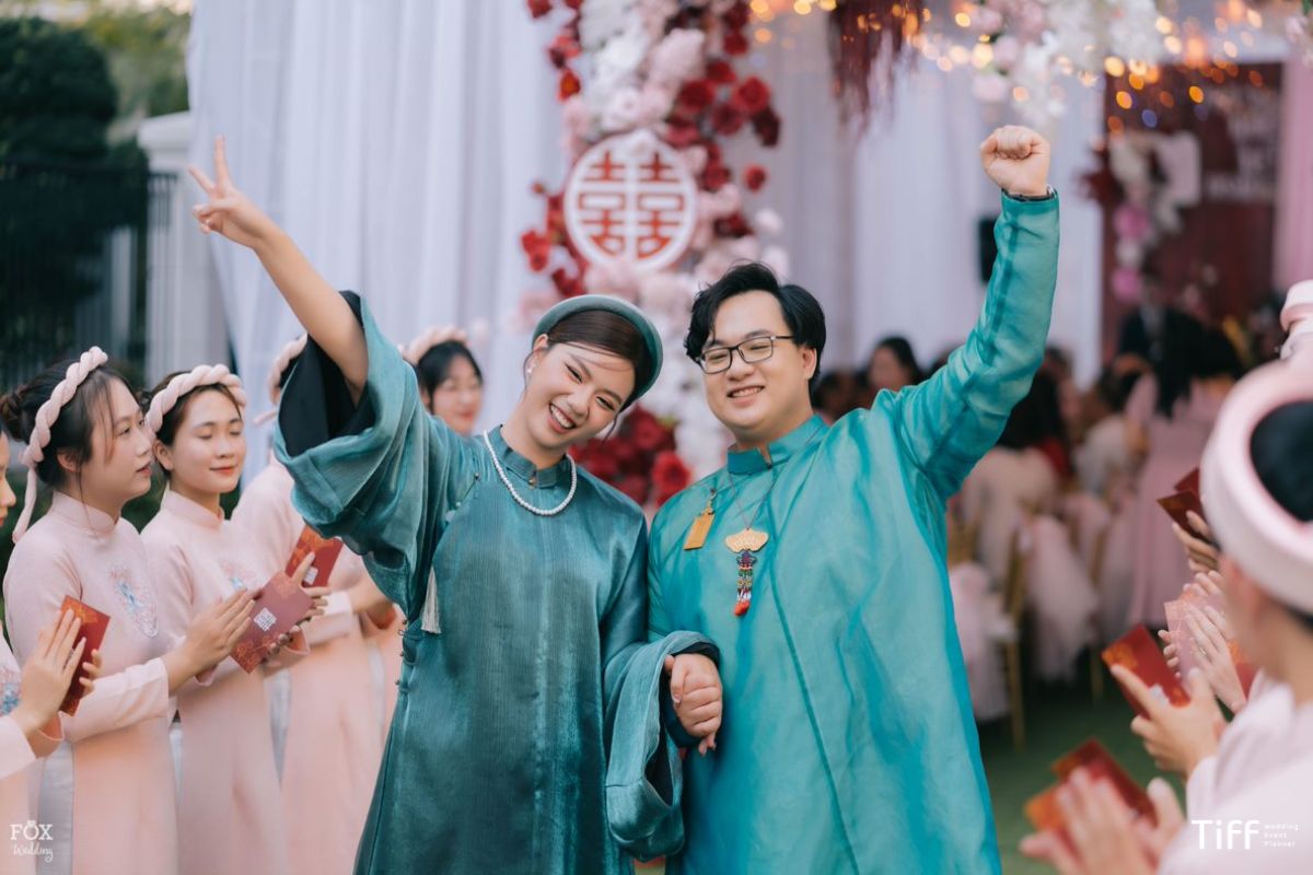 Áo dài đôi dành cho cô dâu chú rể là lựa chọn được ưa chuộng, biểu trưng cho sự đồng điệu và gắn kết
