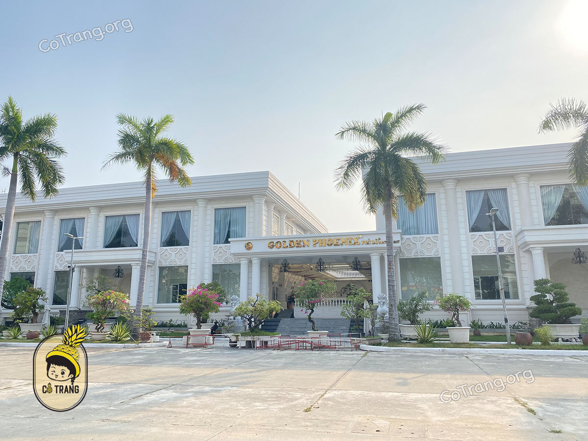 Không gian kiến trúc bề thế nhìn từ bên ngoài của Golden Phoenix