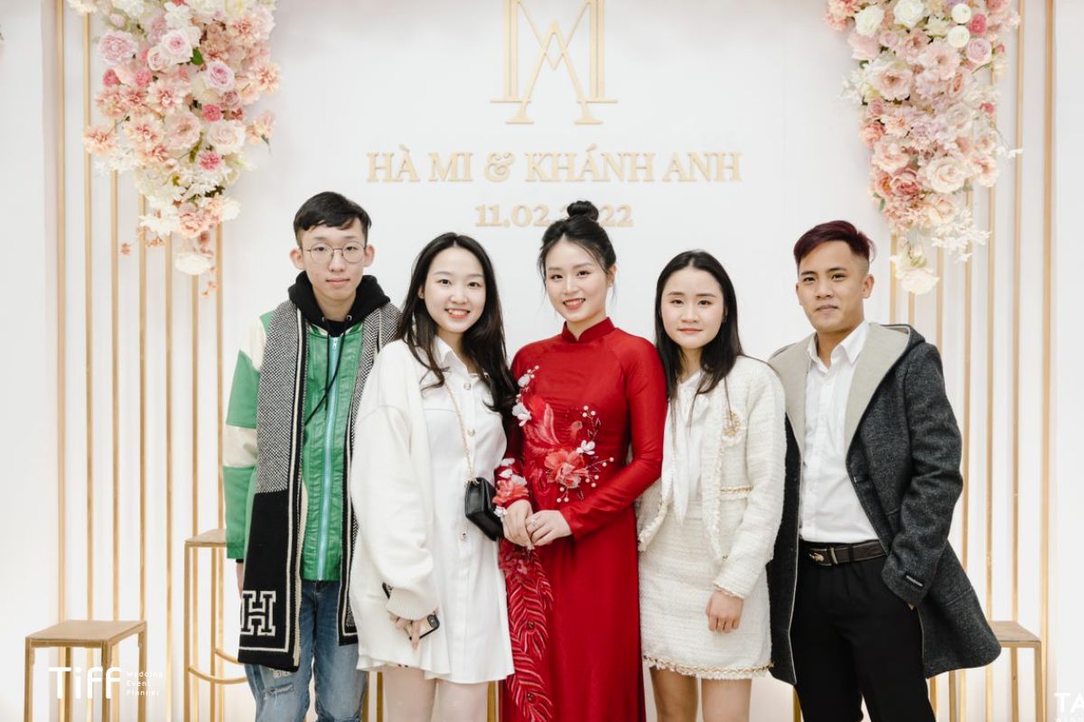 Lễ dạm ngõ là một nghi lễ trang trọng, vì vậy trang phục cần lịch sự, nhã nhặn