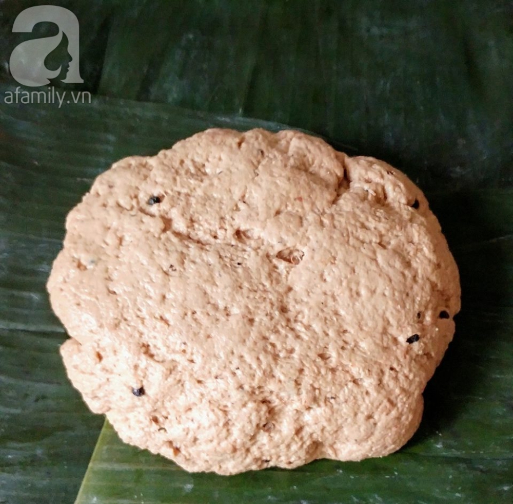 Đòn chả lụa chay được cuộn chặt tay bằng lá chuối chờ mang đi hấp cách thủy