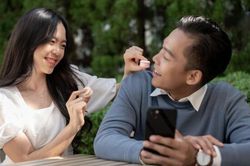 Cặp đôi đang chia sẻ và lắng nghe nhau trong buổi tư vấn tâm lý