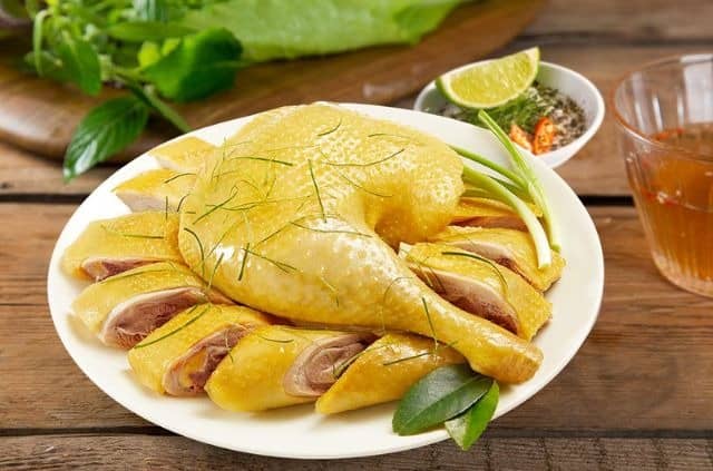 Gà luộc lá chanh trên mâm cỗ cưới miền Bắc