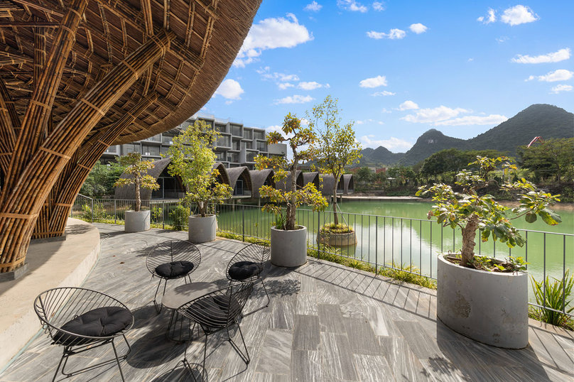 Ngồi bên ngoài nhà hàng tre du khách có thể ngắm khung cảnh lãng mạn tại Venada Resort Ninh Bình