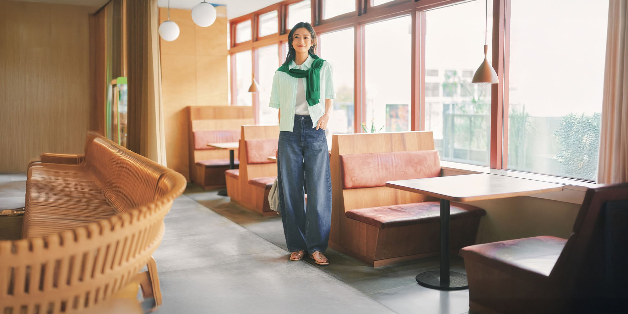 Quần jeans ống cong cho bối cảnh rất đời thường