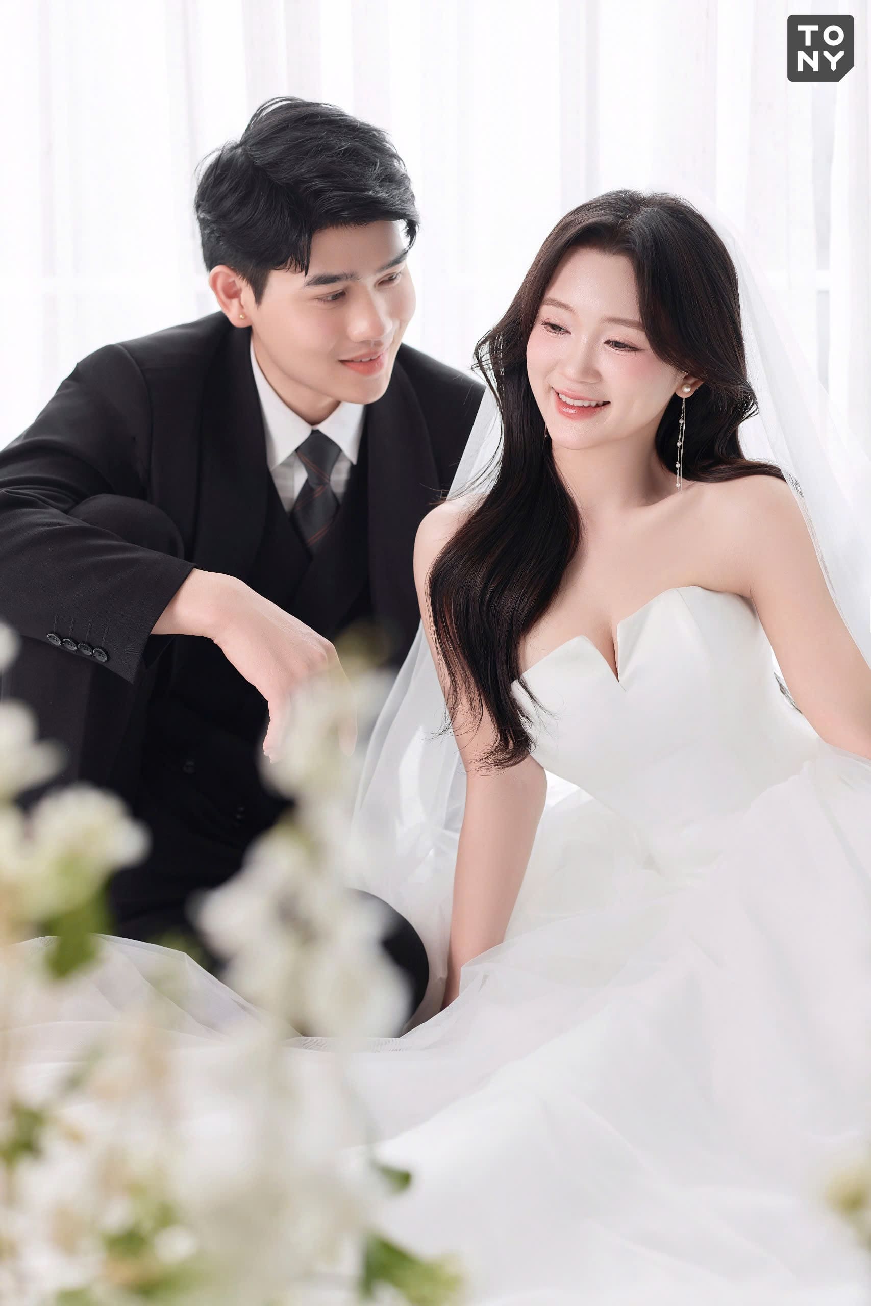 Cô dâu chú rể poses lãng mạn tại phim trường đa bối cảnh - nguồn từ tonywedding