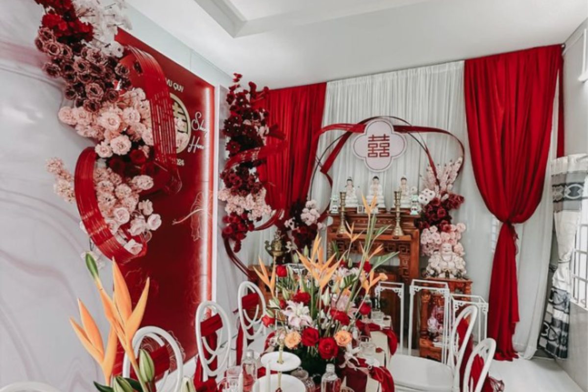Phông nền tối giản bàn thờ gia tiên đám cưới.
