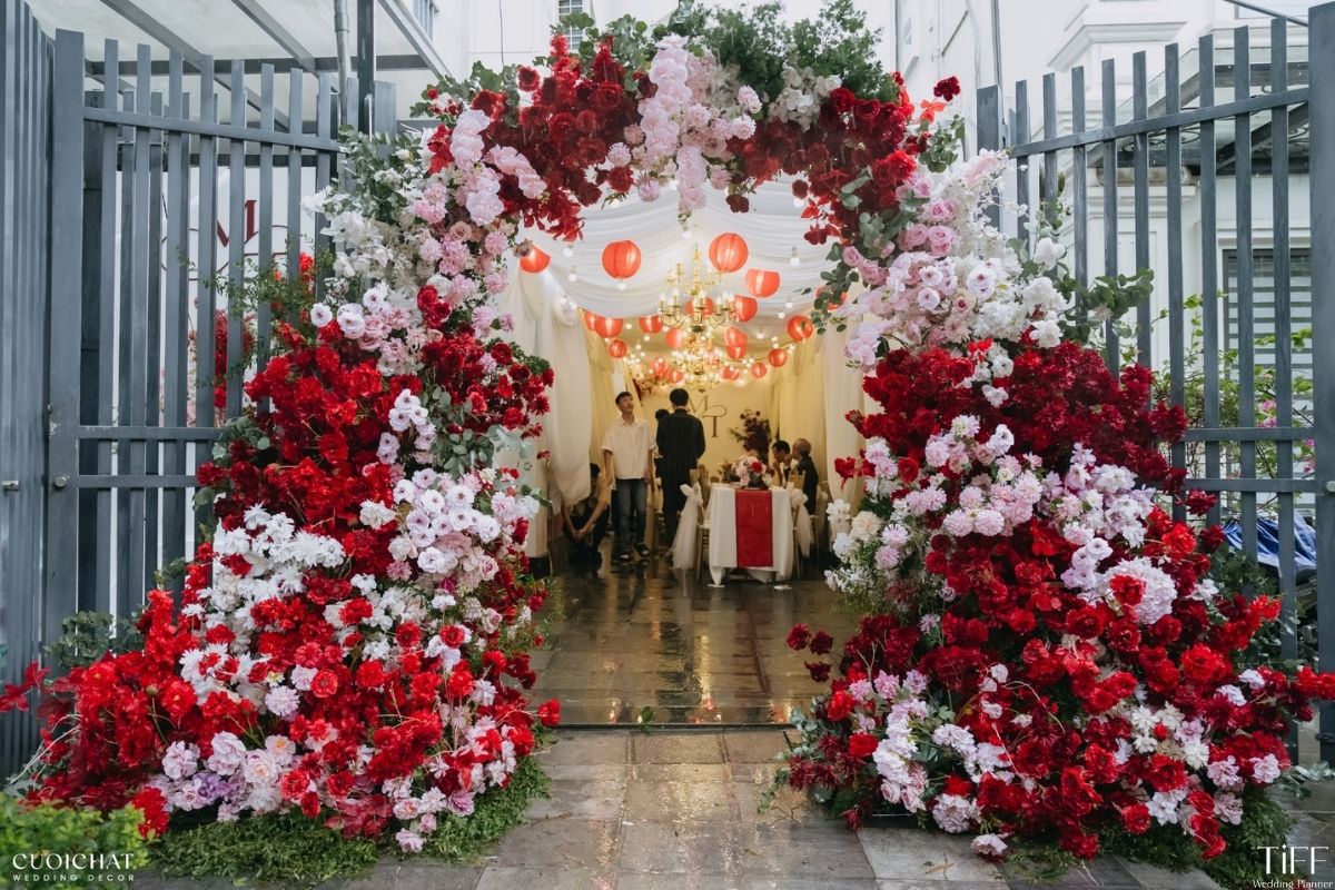 Cổng hoa cưới tại tiệc cưới tư gia thiết kế hiện đại