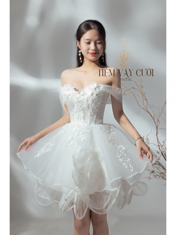 {{image:vay-cuoi-hoa-3d}} Chi tiết hoa 3D đính kết trên váy cưới