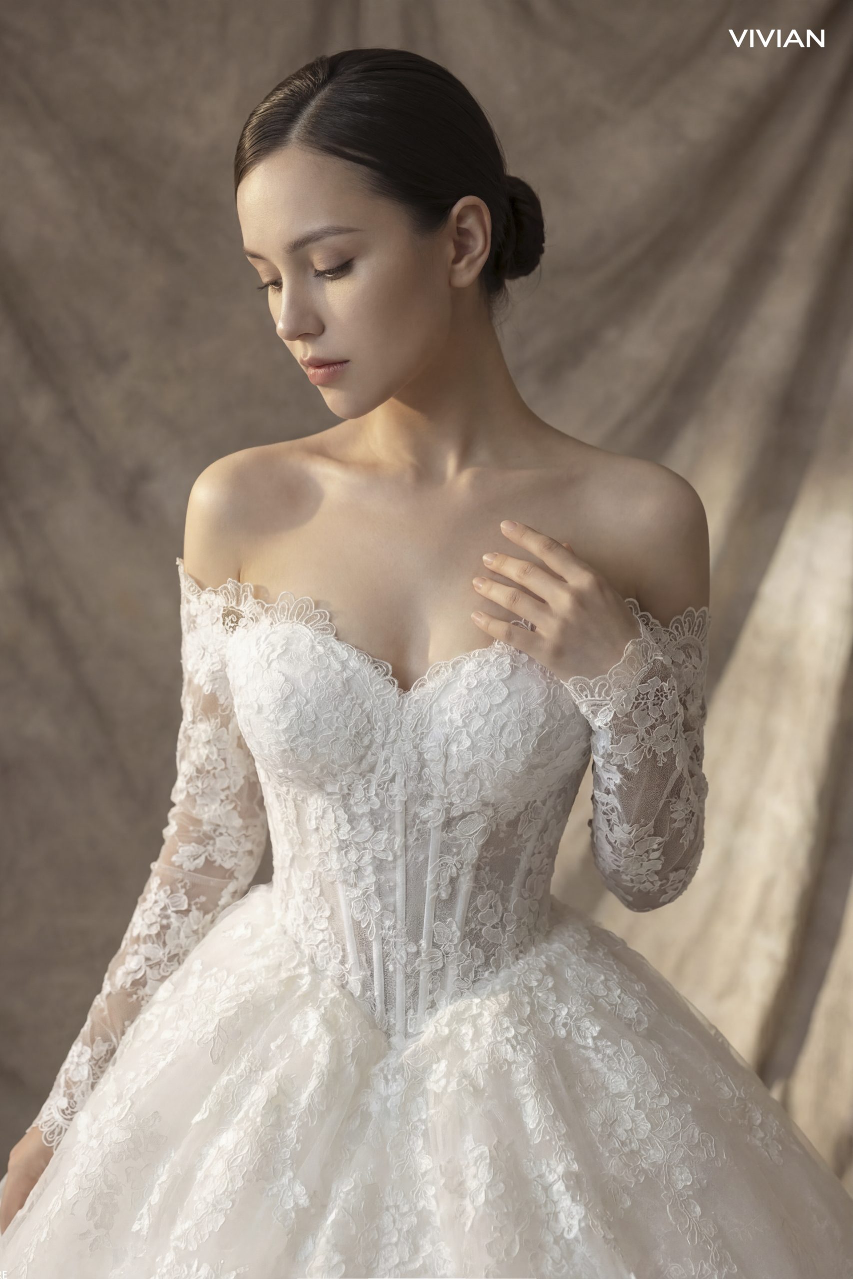 Váy cưới dài tay cổ chữ V tôn dáng quả táo