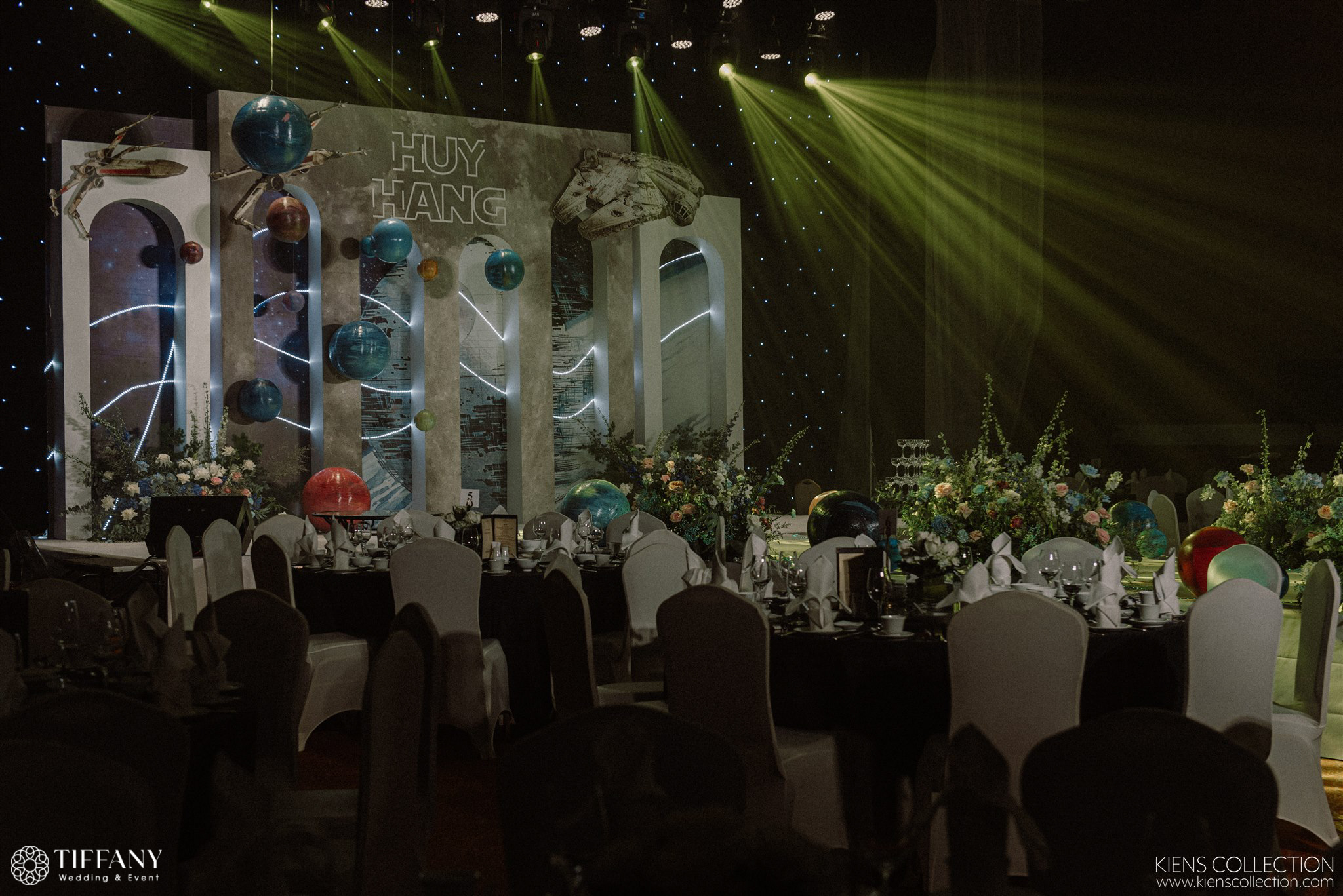 Sân khấu tiệc cưới được trang trí với chi tiết tinh tế, hoa lựa chọn kỹ lưỡng