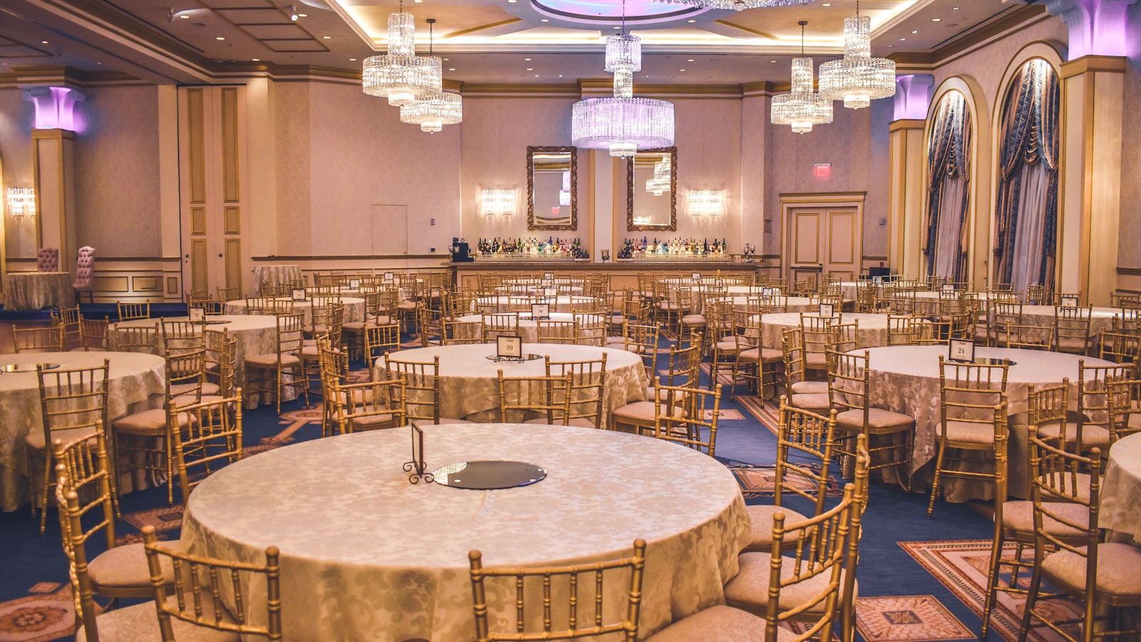 Sảnh ballroom khách sạn sang trọng với trần cao và ánh sáng lộng lẫy