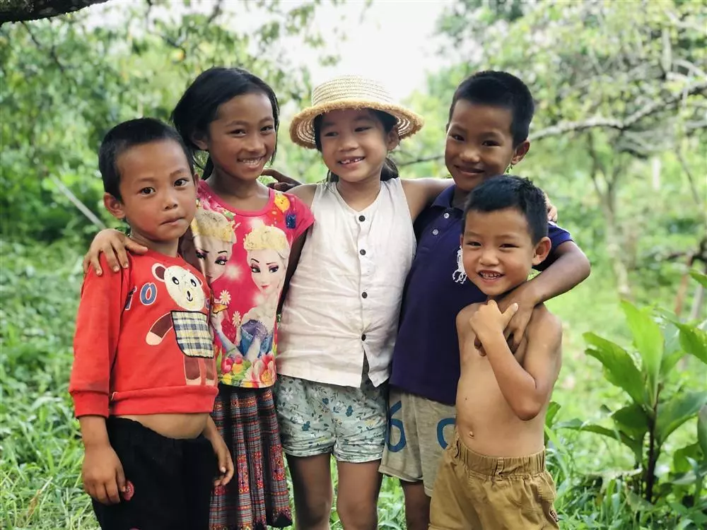 Trẻ tự tin vượt qua các thử thách thể lực tự nhiên dưới sự hỗ trợ của cha mẹ