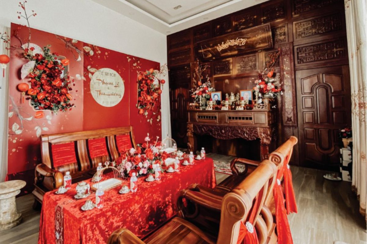Bàn thờ gia tiên ngày cưới gọn gàng, ấm cúng.