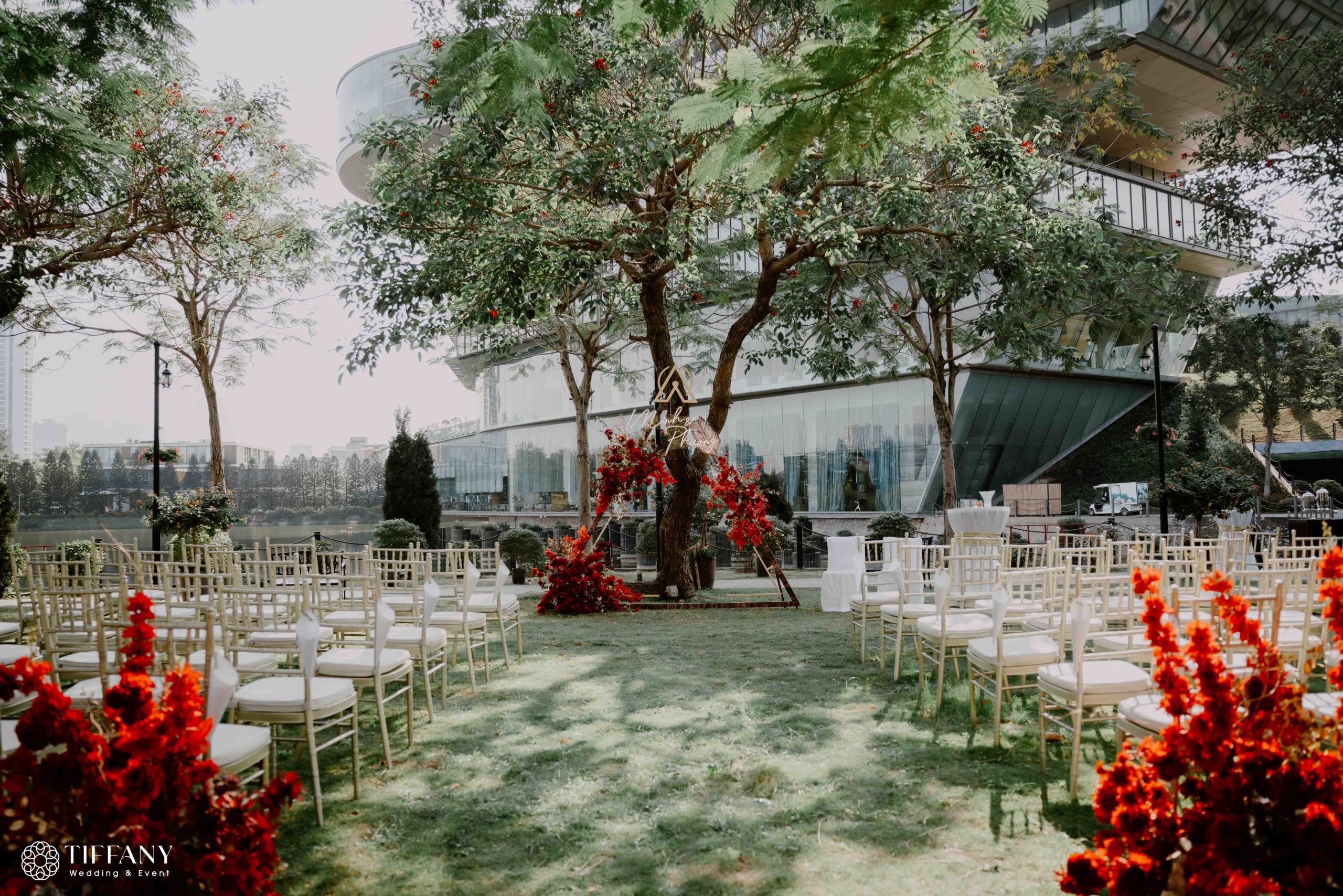 Bàn tiệc thoáng đãng dưới không gian tự nhiên