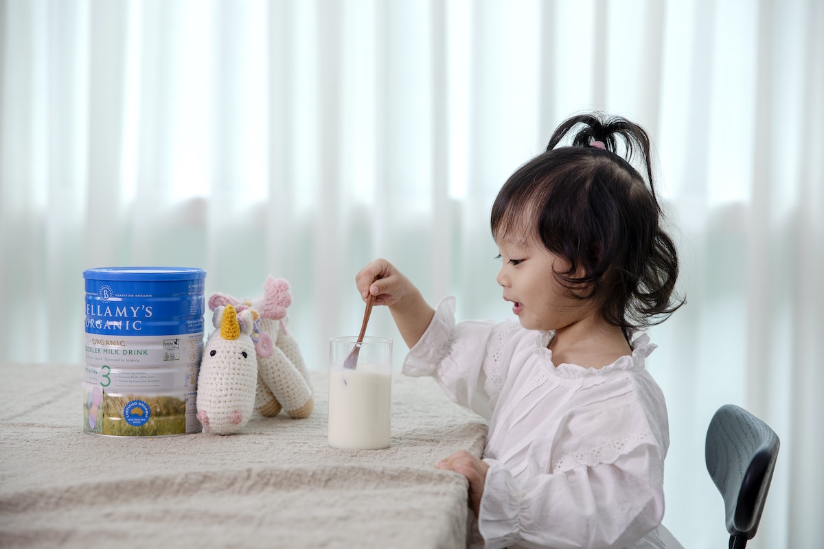 Trẻ ngồi ăn cùng gia đình trong không khí thoải mái, vui vẻ