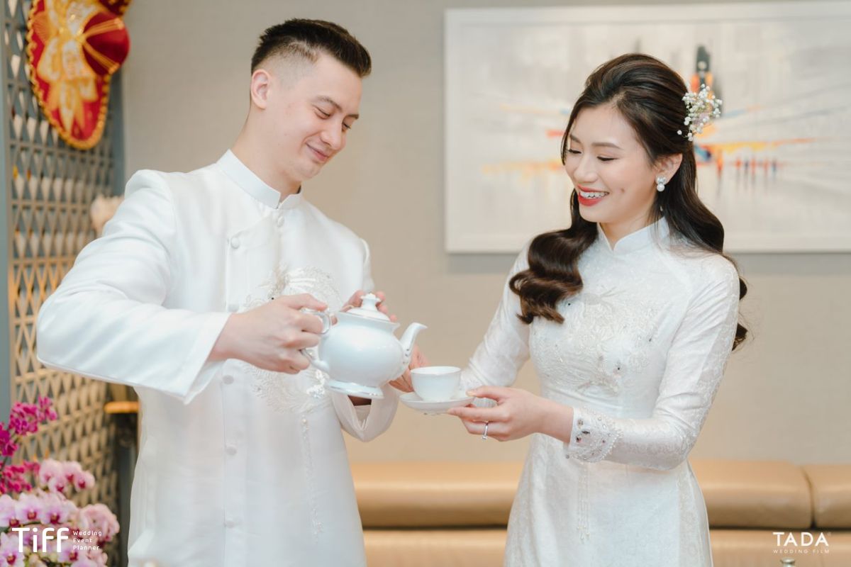 Áo dài truyền thống là trang phục thường được chú rể sử dụng trong lễ dạm ngõ