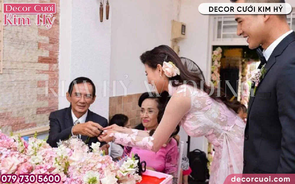 Cô dâu chú rể mời rượu đấng sinh thành