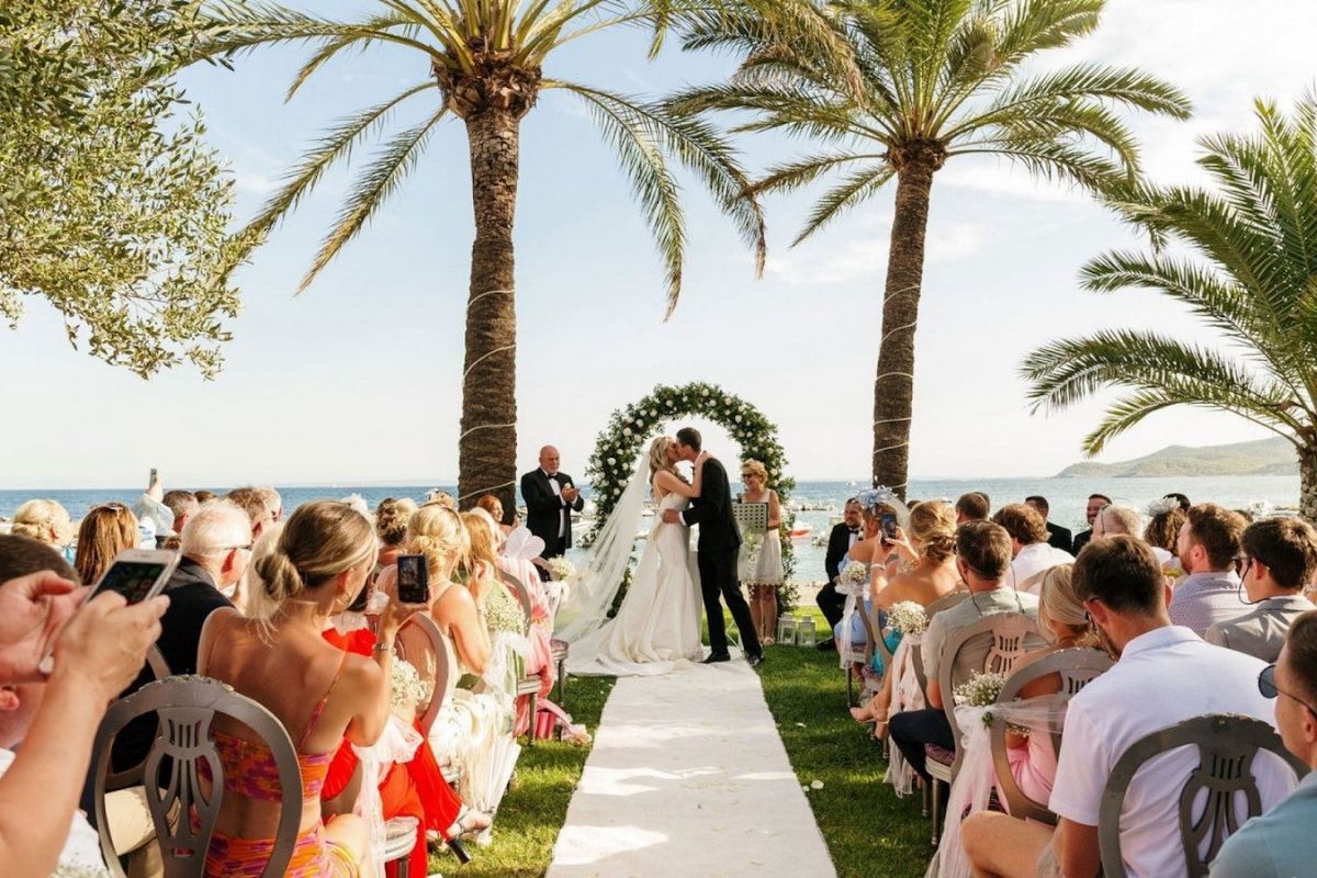 Officiant tuyên bố hai người thành vợ chồng trao nụ hôn đầu tiên