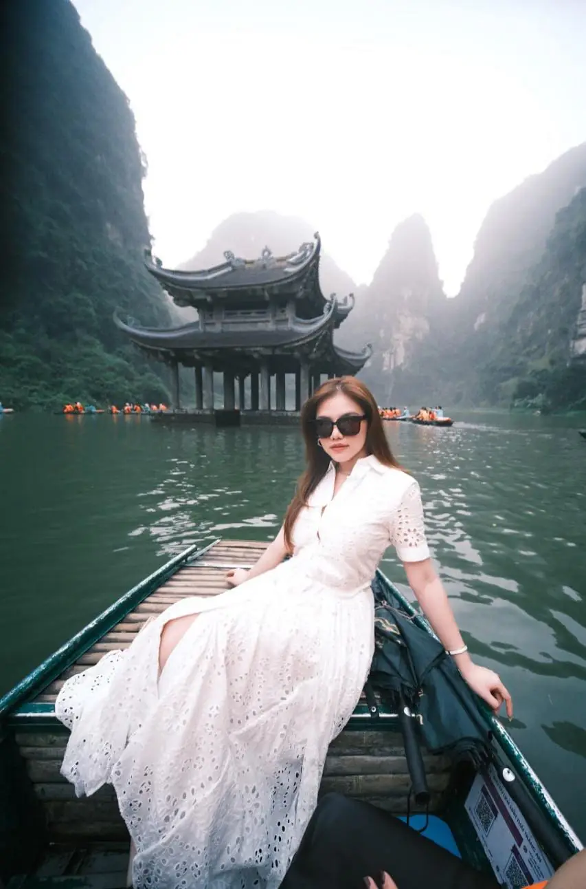 Cảnh sông nước và núi đá vôi ở Tràng An, Ninh Bình