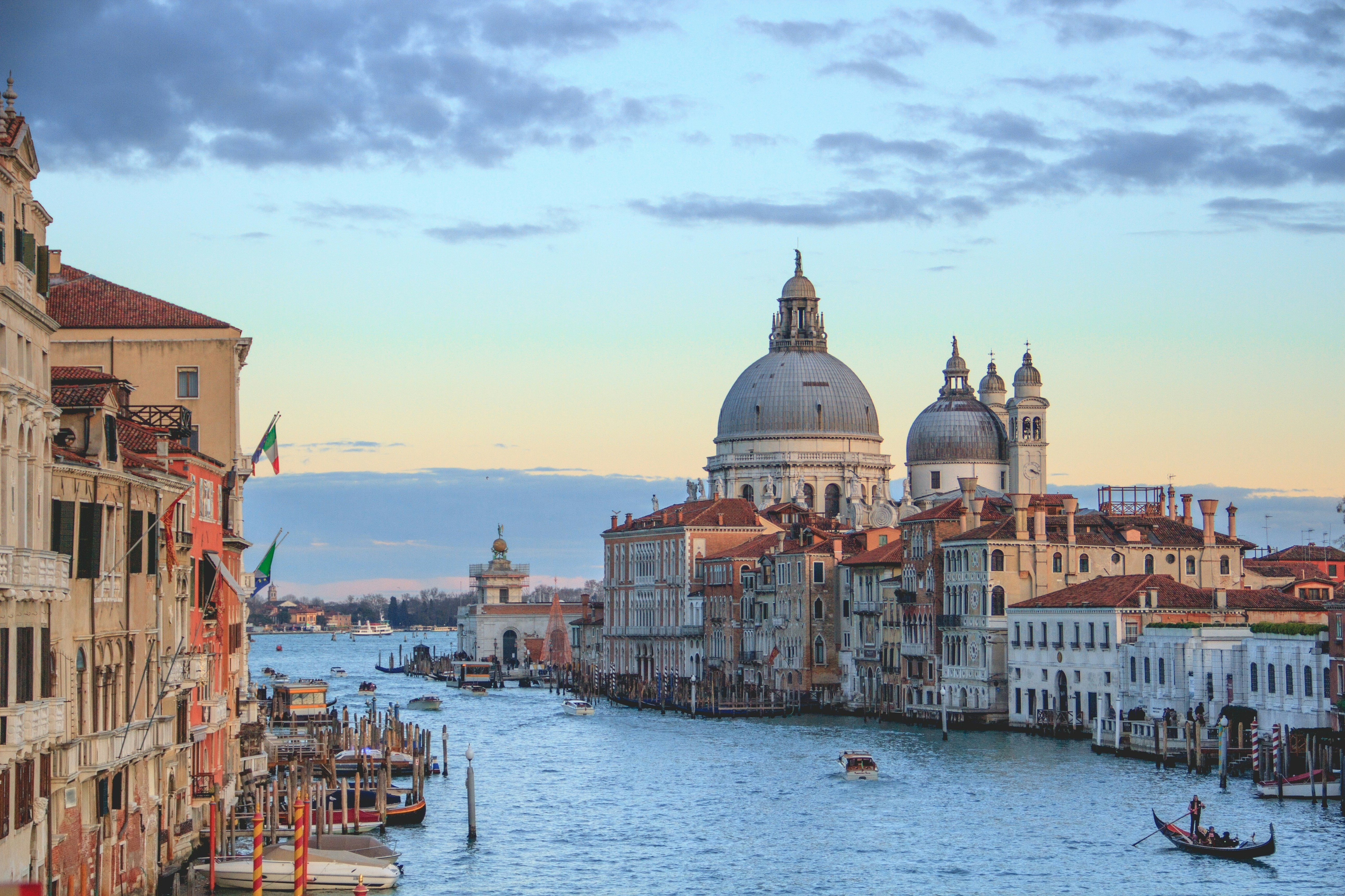 Gondola trôi êm đềm trên dòng kênh nước xanh biếc ở Venice