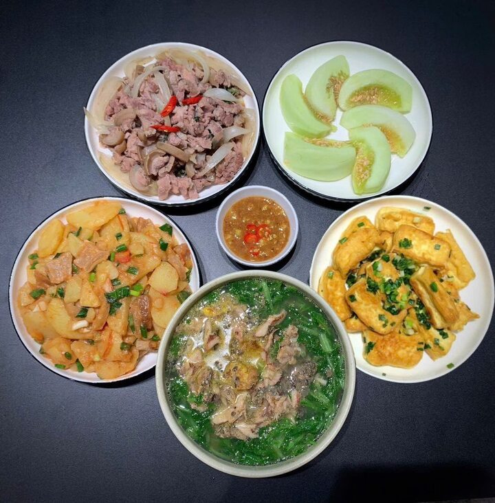 Bộ chén đĩa đồng màu tạo sự thống nhất cho mâm cơm