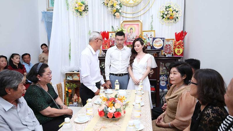 Gia đình bàn lễ cưới