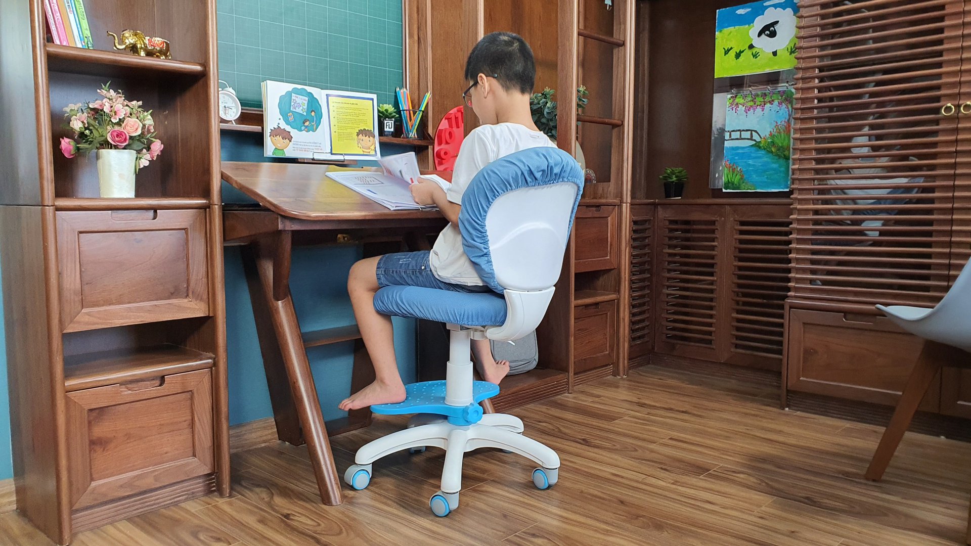 Bố trí ánh sáng đa tầng kết hợp nguồn sáng tự nhiên và nhân tạo hỗ trợ thị giác cho học sinh