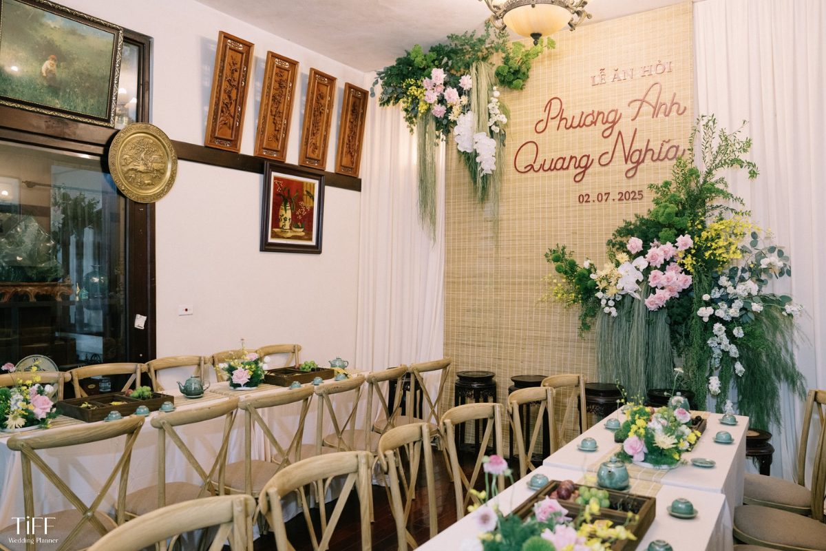 Backdrop trang trí vải line kết hợp hoa vàng lá xanh