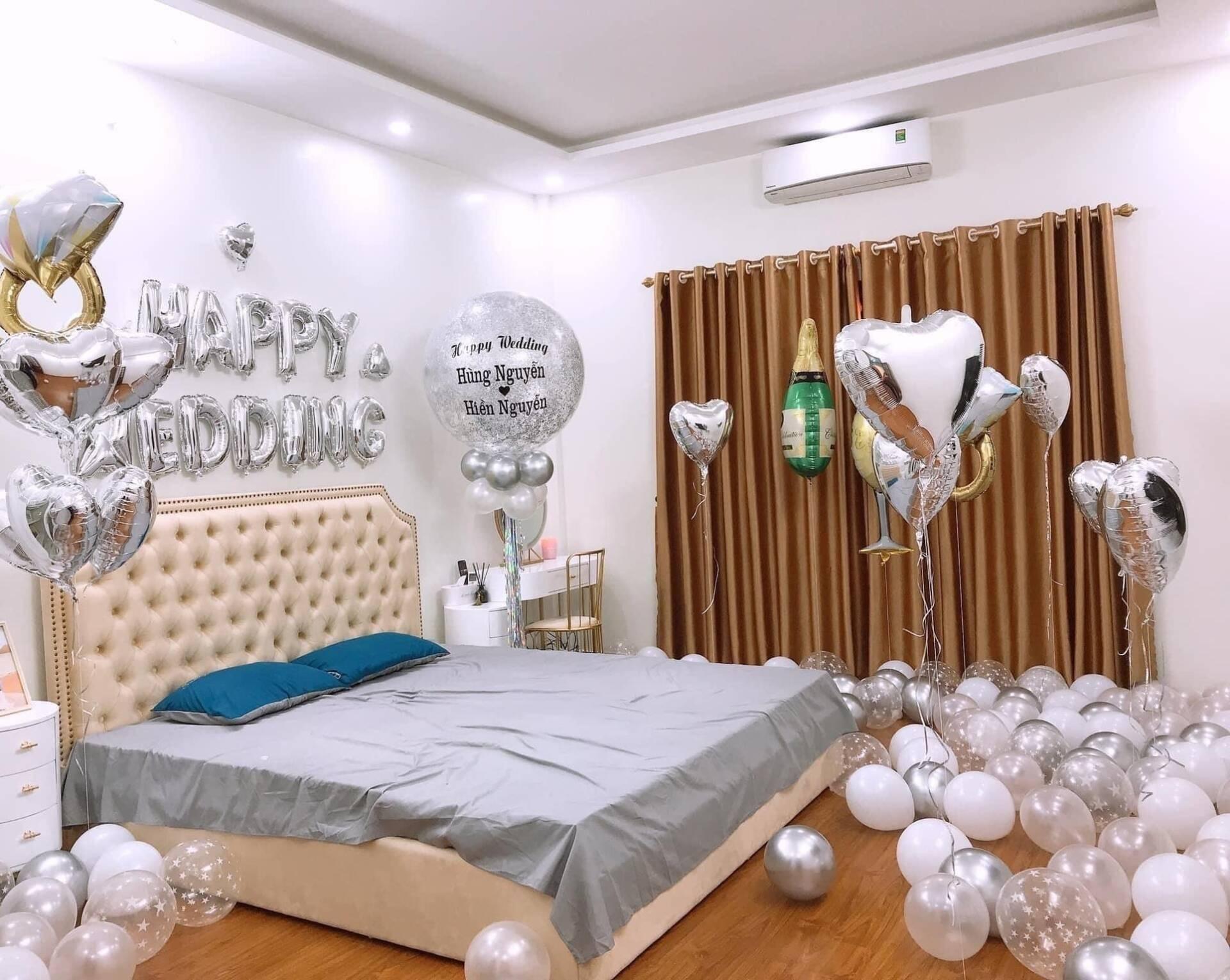 Phòng cưới đơn giản được trang trí với tông màu trắng xám nhẹ nhàng